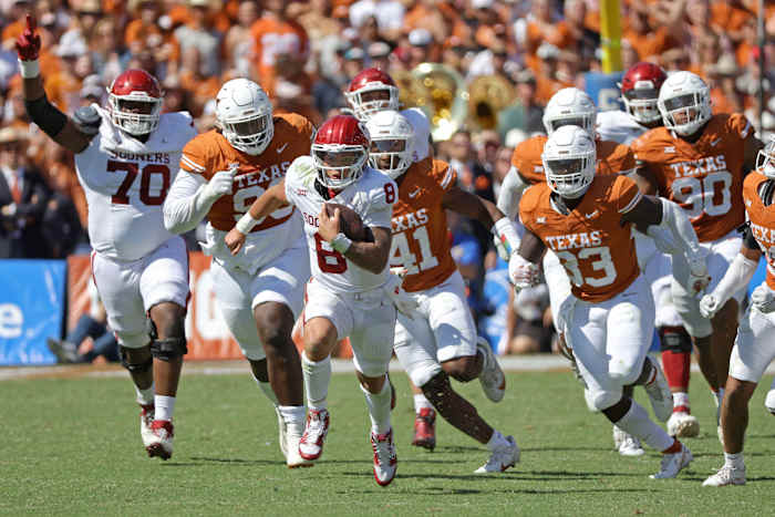 Quarterback Dillion Gabriel rushes against the Texas Longhorns.